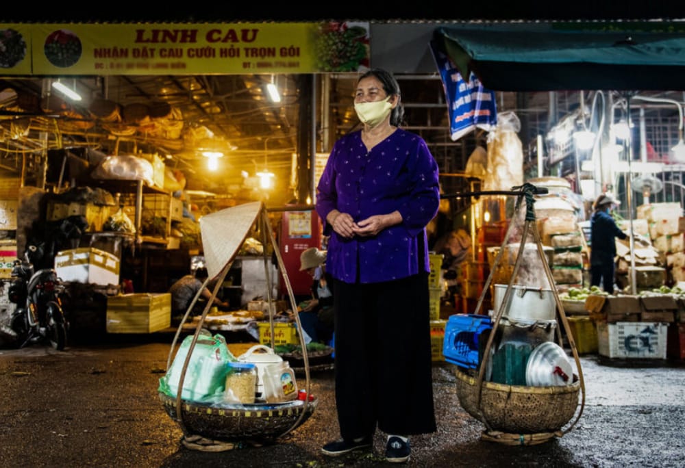 Một gánh hàng bán đồ ăn nhỏ